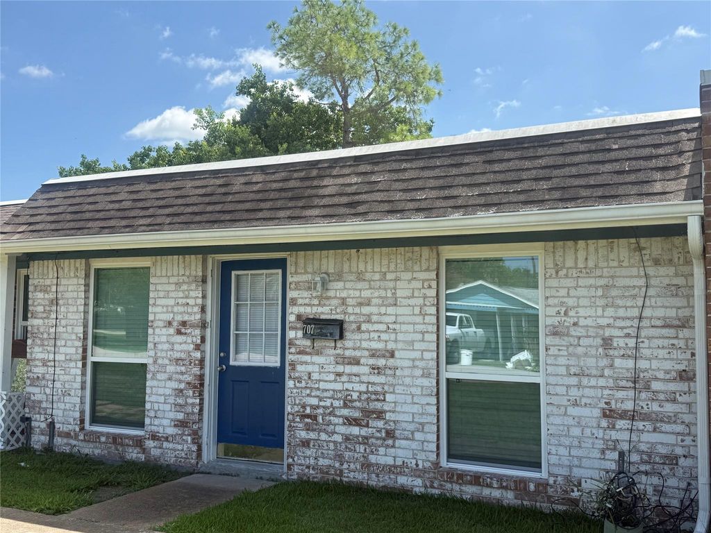 707 S 2nd Street, La Porte, TX 77571