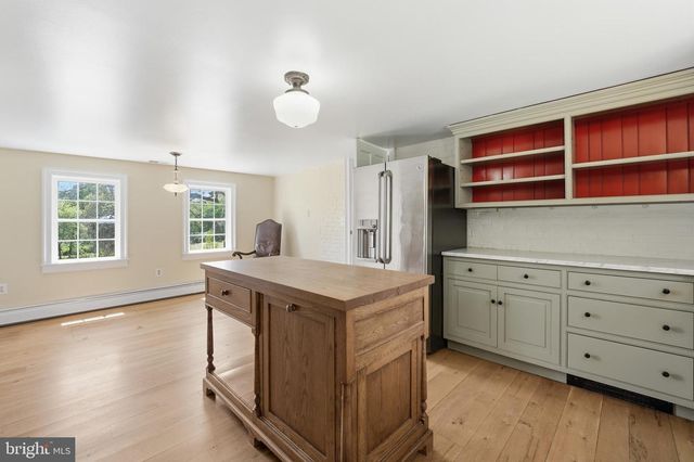 20048 SHELBURNE GLEBE RD, Purcellville, VA 20132