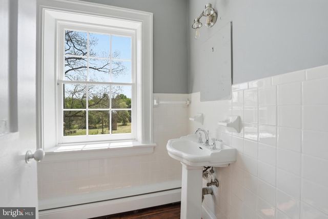 20048 SHELBURNE GLEBE RD, Purcellville, VA 20132