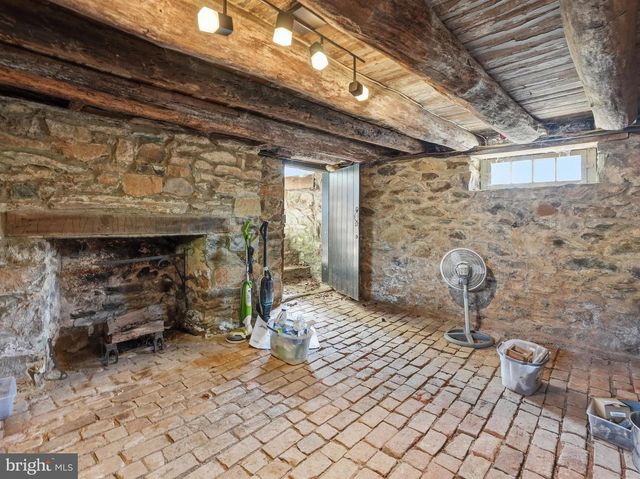 20048 SHELBURNE GLEBE RD, Purcellville, VA 20132