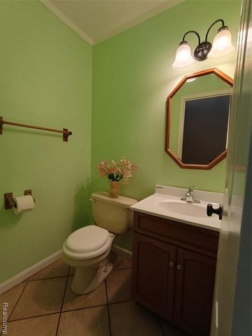 112 Stratford Lane, Rochester Hills, MI 48309