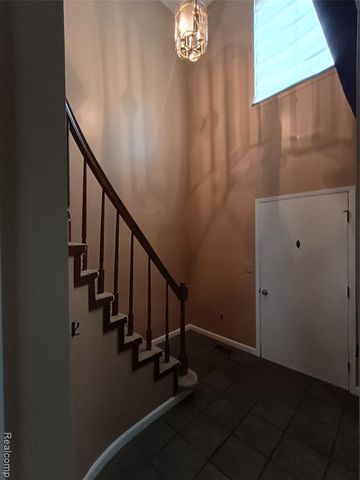 112 Stratford Lane, Rochester Hills, MI 48309