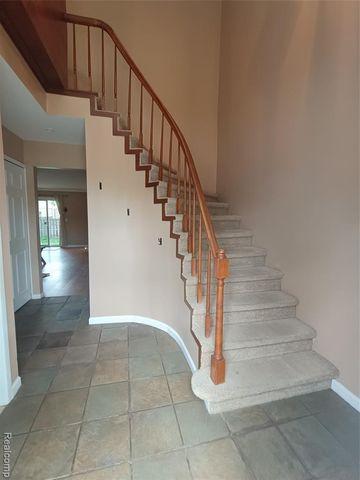 112 Stratford Lane, Rochester Hills, MI 48309