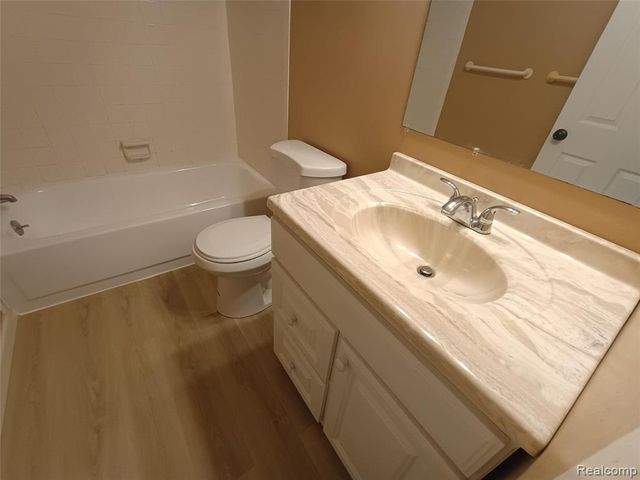 112 Stratford Lane, Rochester Hills, MI 48309