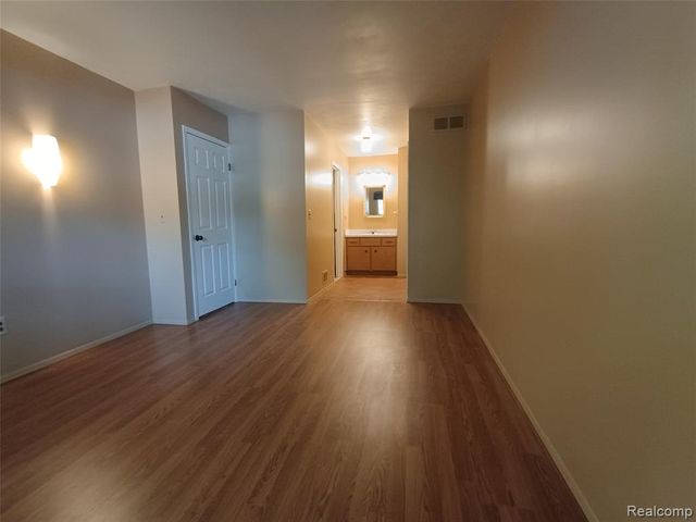 112 Stratford Lane, Rochester Hills, MI 48309