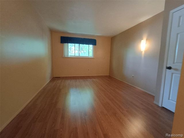 112 Stratford Lane, Rochester Hills, MI 48309