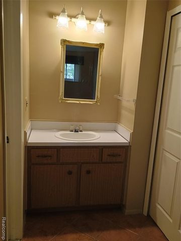 112 Stratford Lane, Rochester Hills, MI 48309