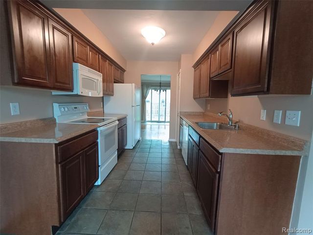 112 Stratford Lane, Rochester Hills, MI 48309