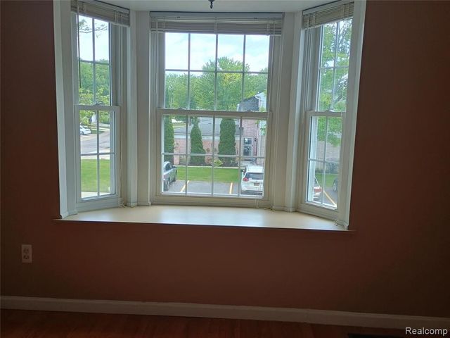 112 Stratford Lane, Rochester Hills, MI 48309