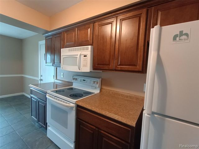 112 Stratford Lane, Rochester Hills, MI 48309