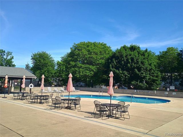 112 Stratford Lane, Rochester Hills, MI 48309