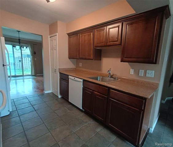 112 Stratford Lane, Rochester Hills, MI 48309
