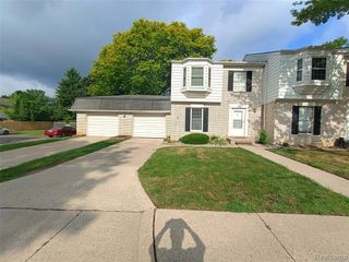 112 Stratford Lane, Rochester Hills, MI 48309