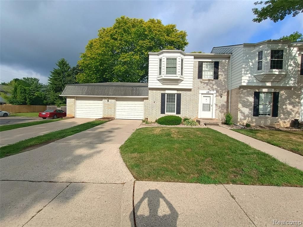 112 Stratford Lane, Rochester Hills, MI 48309