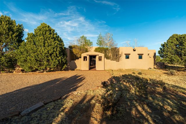 8 Ridgetop Circle, Santa Fe, NM 87506