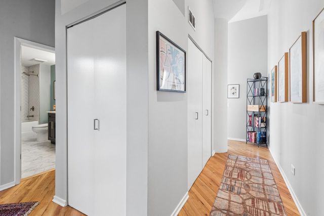 1801 W Larchmont Avenue 404, Chicago, IL 60613