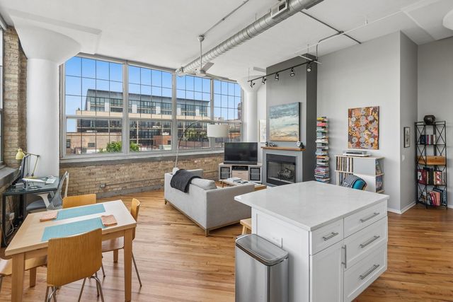 1801 W Larchmont Avenue 404, Chicago, IL 60613