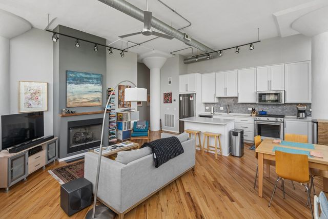 1801 W Larchmont Avenue 404, Chicago, IL 60613