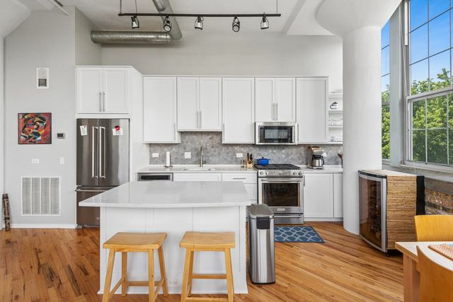 1801 W Larchmont Avenue 404, Chicago, IL 60613