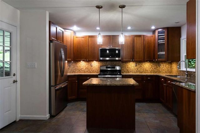 1025 Vistavia Circle, Decatur, GA 30033
