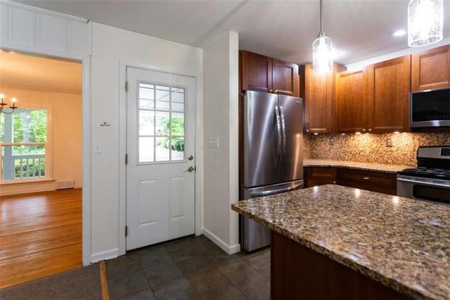 1025 Vistavia Circle, Decatur, GA 30033