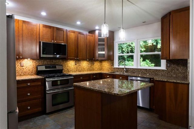 1025 Vistavia Circle, Decatur, GA 30033