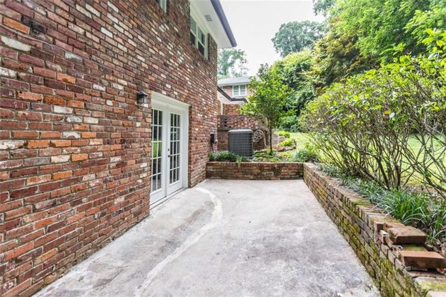 1025 Vistavia Circle, Decatur, GA 30033
