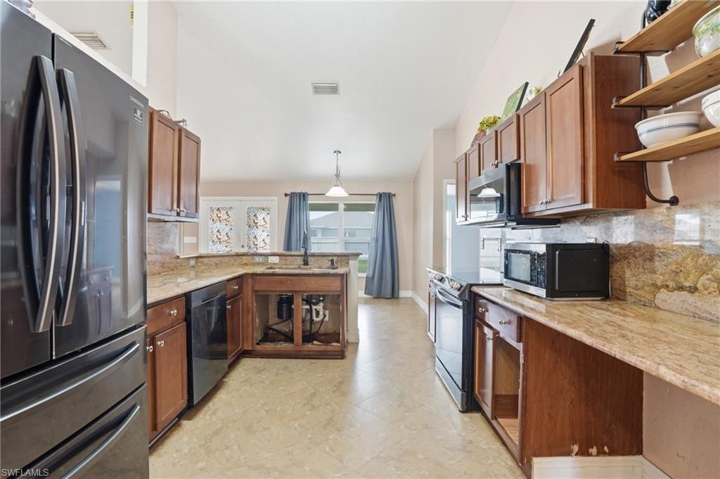 Image 10 of property listing at 4129 NE 14th PL, Cape Coral, FL 33909