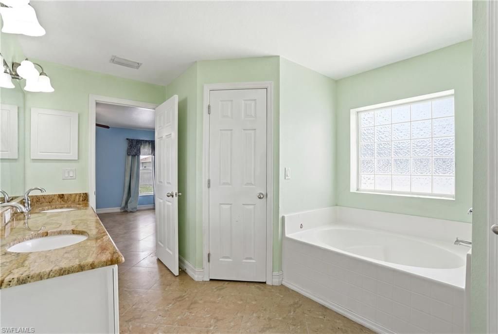 Image 14 of property listing at 4129 NE 14th PL, Cape Coral, FL 33909