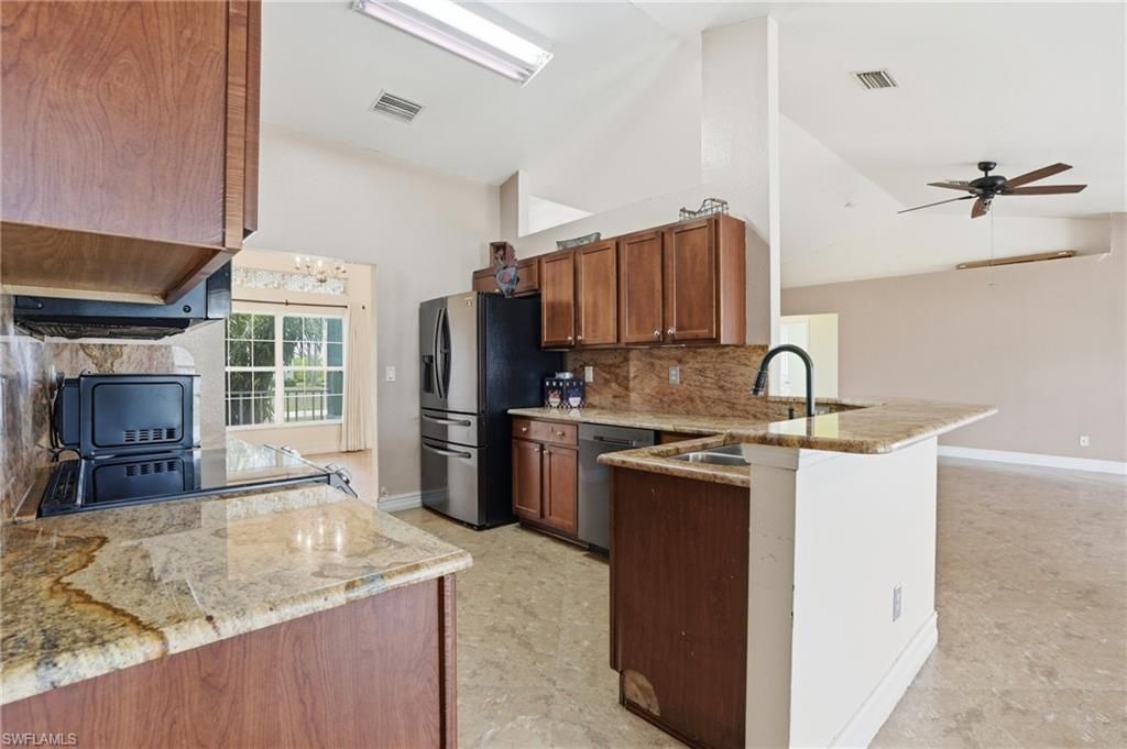 Image 5 of property listing at 4129 NE 14th PL, Cape Coral, FL 33909