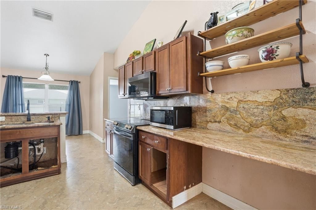 Image 9 of property listing at 4129 NE 14th PL, Cape Coral, FL 33909