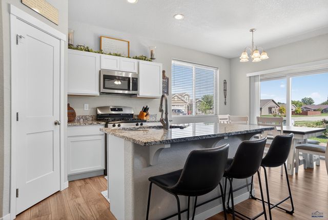 3002 HAZELNUT LN, Rapid City, SD 57703