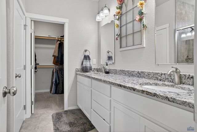 3002 HAZELNUT LN, Rapid City, SD 57703