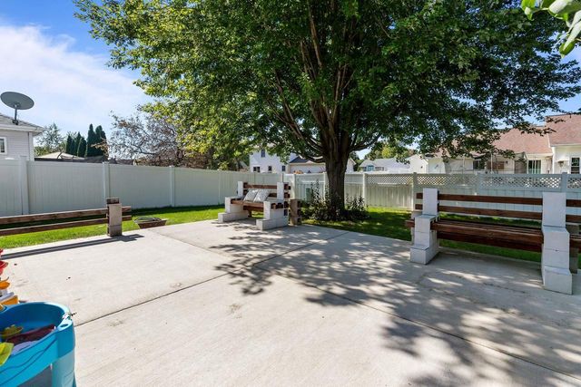 1218 CHELSEA COURT, Menasha, WI 54952