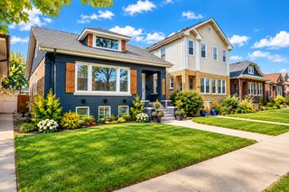 5748 W Eastwood Avenue, Chicago, IL 60630