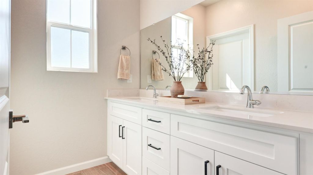 Image 16 of property listing at 7114 W Ashcroft Avenue, Fresno, CA 93723