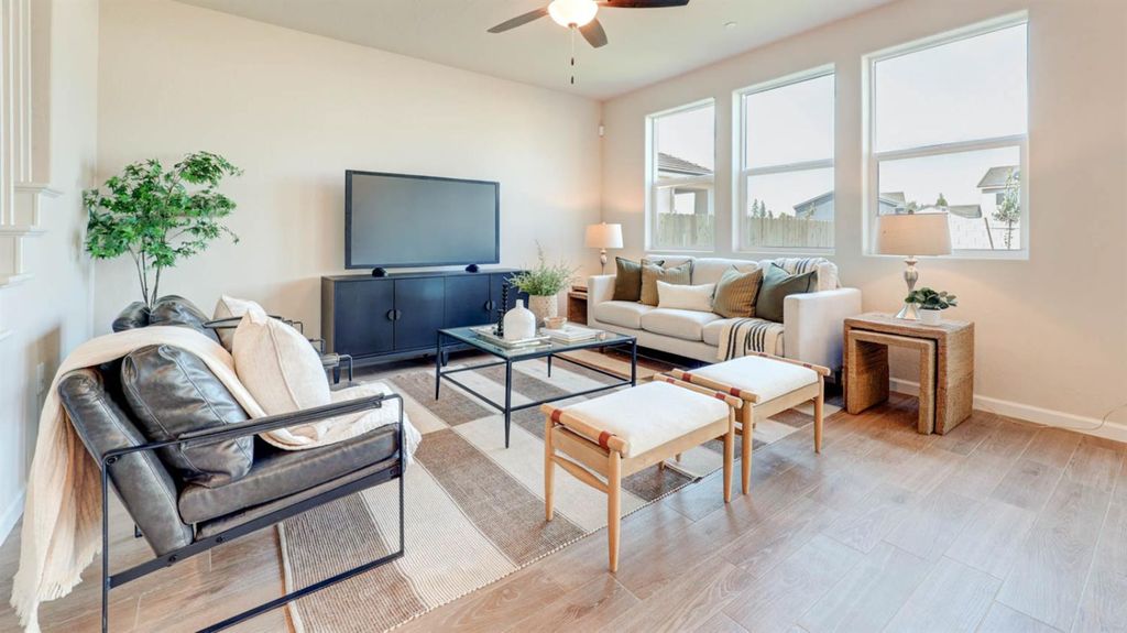 Image 3 of property listing at 7114 W Ashcroft Avenue, Fresno, CA 93723