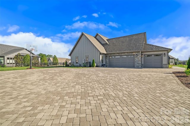 480 Daniel Circle Drive, Mills River, NC 28759