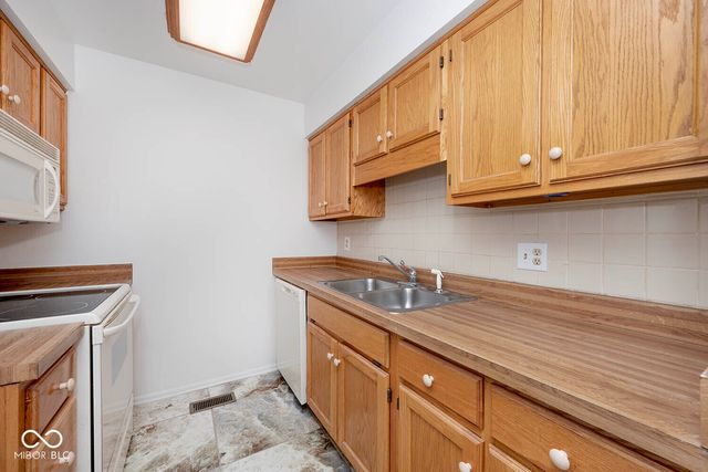 575 Lockerbie Circle S, Indianapolis, IN 46202