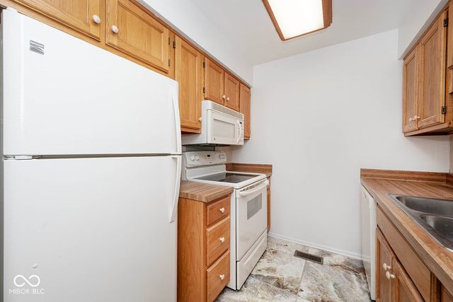 575 Lockerbie Circle S, Indianapolis, IN 46202