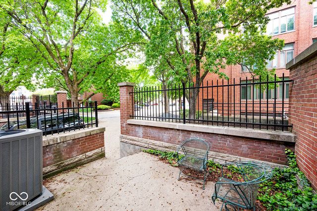 575 Lockerbie Circle S, Indianapolis, IN 46202