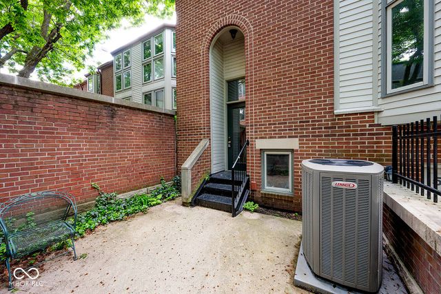 575 Lockerbie Circle S, Indianapolis, IN 46202