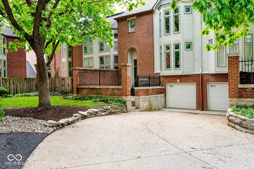 575 Lockerbie Circle S, Indianapolis, IN 46202