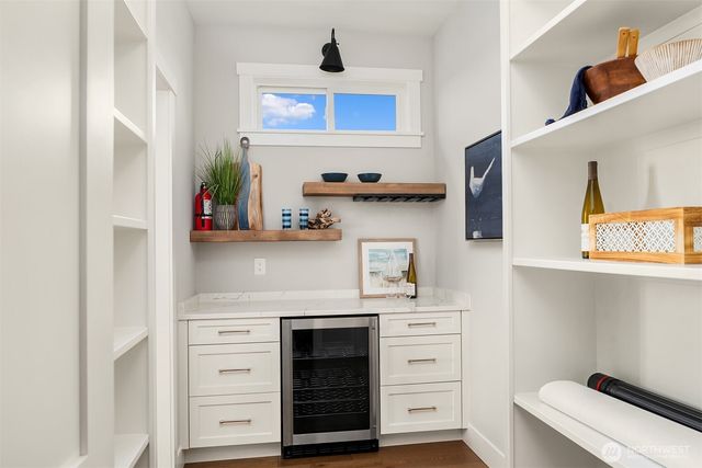 8004 Burke Avenue N, Seattle, WA 98103