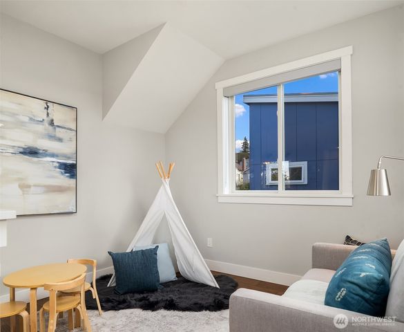 8004 Burke Avenue N, Seattle, WA 98103