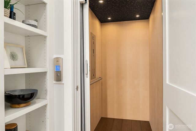 8004 Burke Avenue N, Seattle, WA 98103