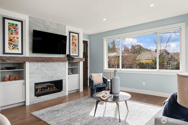 8004 Burke Avenue N, Seattle, WA 98103