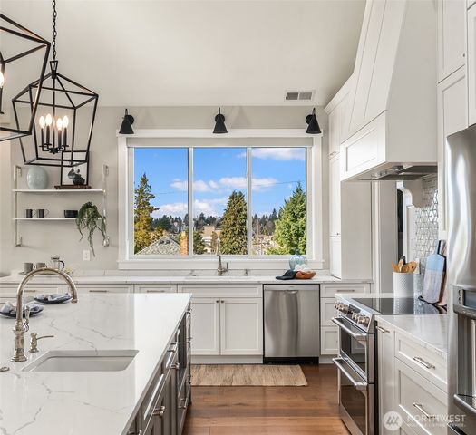 8004 Burke Avenue N, Seattle, WA 98103