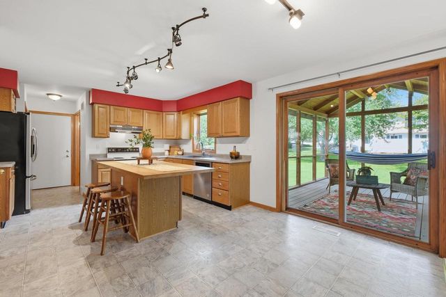 909 Bristol Court, Stoughton, WI 53589