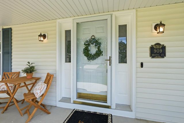 909 Bristol Court, Stoughton, WI 53589